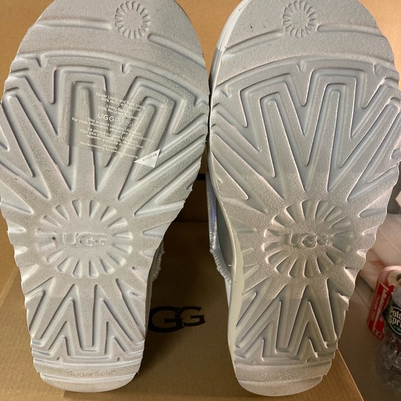 Ugg Australia  Women's Classic Short  Iridescent  Boots Size 6 NIB - Picture 3 of 4